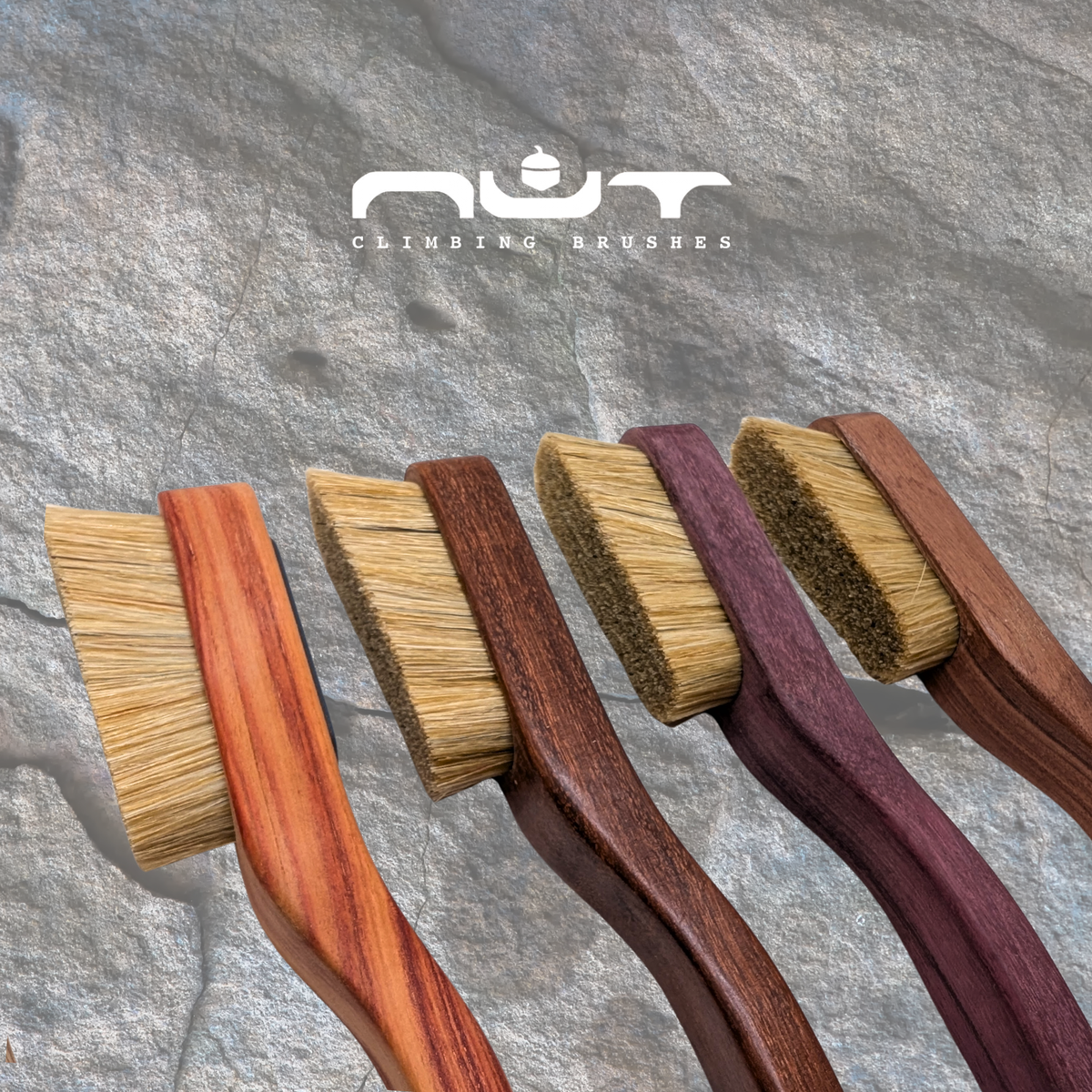 Gamma di spazzole Nut Brushes davanti a una parete di roccia
