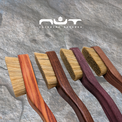 Gamma di spazzole Nut Brushes davanti a una parete di roccia